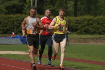 13.05.2010: 1.5000 m (Uwe Warmuth [40], rotes Hemd) - Kay Schmarsow