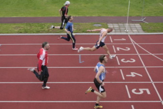 14.05.2010: 100 m (Uwe Warmuth [40], rotes Hemd) - Kay Schmarsow